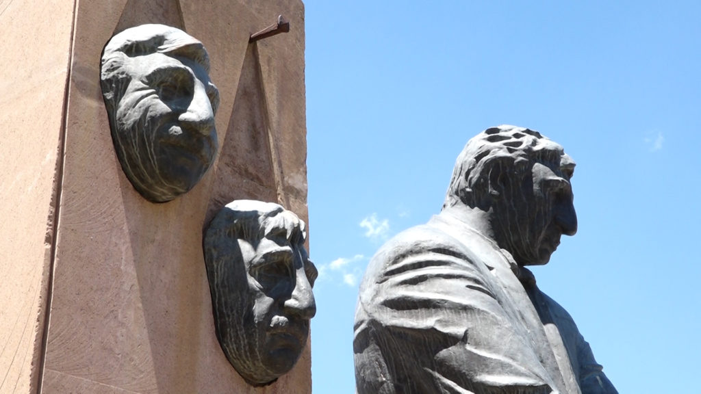  Մհեր Մկրտչյանի արձանը Գյումրիում