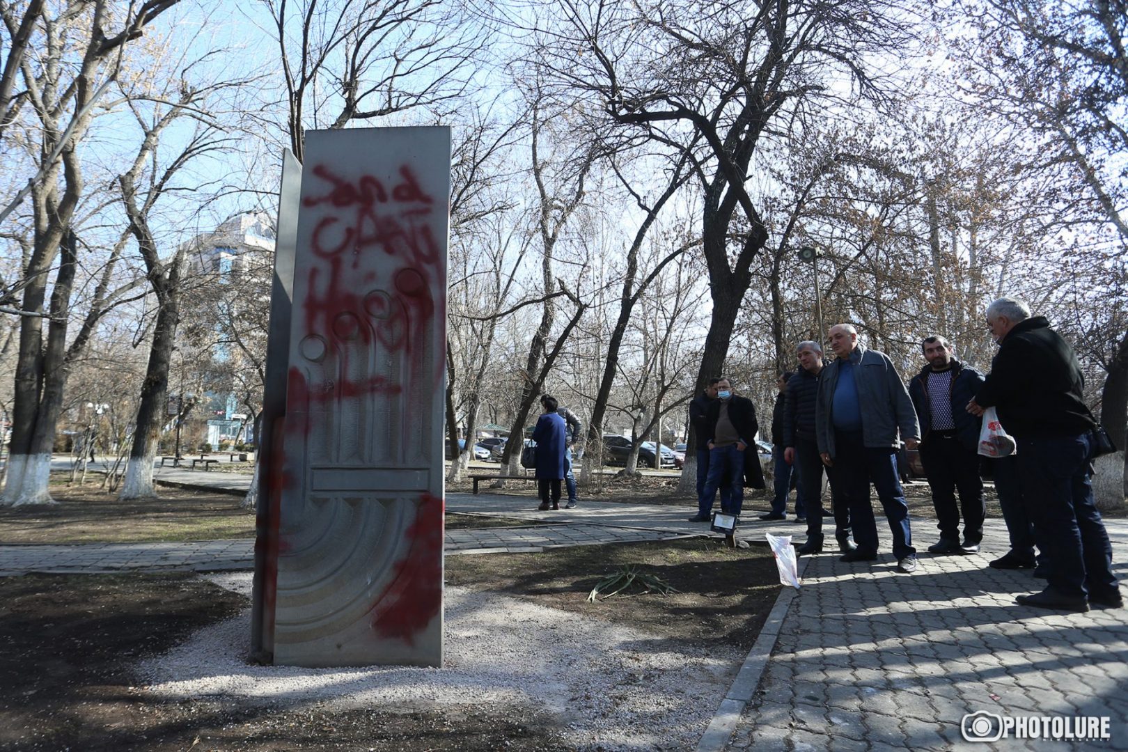 В армении осквернили памятник. В Армении осквернили памятник жертвам Холокоста. Мемориал жертвам Холокоста осквернен. Осквернили памятник жертвам Холокоста. В Одессе неизвестные осквернили памятник жертвам Холокоста..